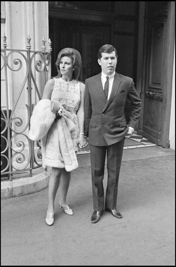 Archives - Raquel Welch et son mari Patrick Curtis le jour de leur mariage à Paris en 1967.
