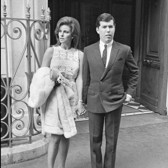 Archives - Raquel Welch et son mari Patrick Curtis le jour de leur mariage à Paris en 1967.