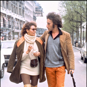 Archives - Raquel Welch est morte à l'âge de 82 ans le 15 février 2023 - Raquel Welch et son futur mari André Weinfeld en ballade dans Paris.