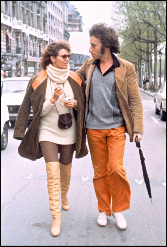 Archives - Raquel Welch est morte à l'âge de 82 ans le 15 février 2023 - Raquel Welch et son futur mari André Weinfeld en ballade dans Paris.