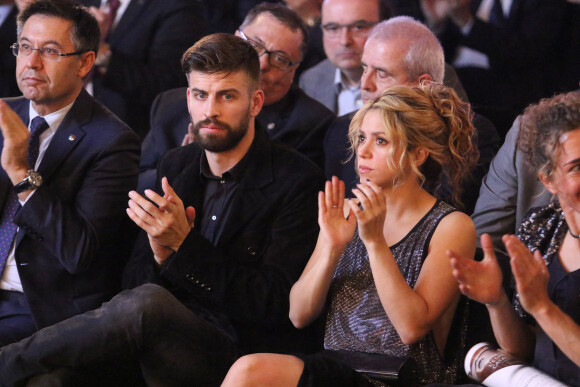 Gerard Piqué reçoit le prix du meilleur athlète catalan lors d'une cérémonie à Barcelone. Sa compagne, la chanteuse Shakira était à ses côtés.