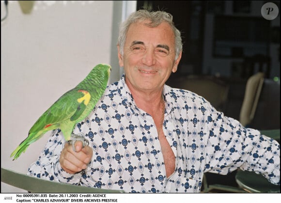 Archives - Portait de Charles Aznavour avec un perroquet.