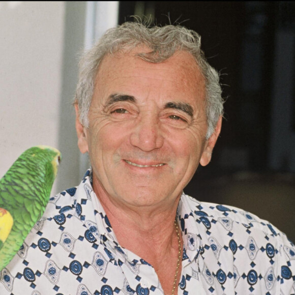 Archives - Portait de Charles Aznavour avec un perroquet.