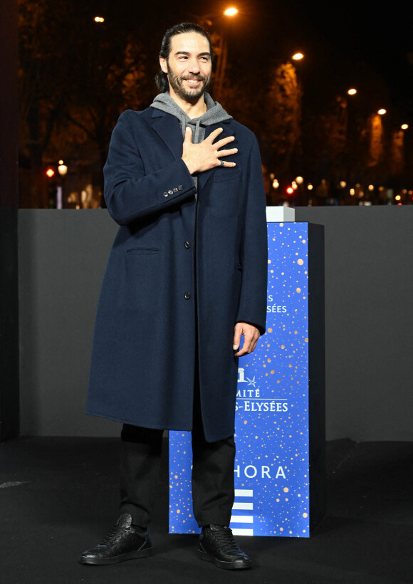 Tahar Rahim - Inauguration des illuminations de l'Avenue des Champs-Elysées à Paris le 20 novembre 2022. © Coadic Guirec/Bestimage