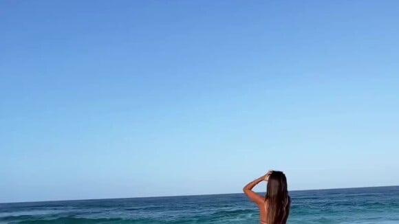 Très sexy, avec son corps bronzé, elle a dû beaucoup plaire aux internautes. 
Ael Pagny se lâche sur la plage ! @ Instagram