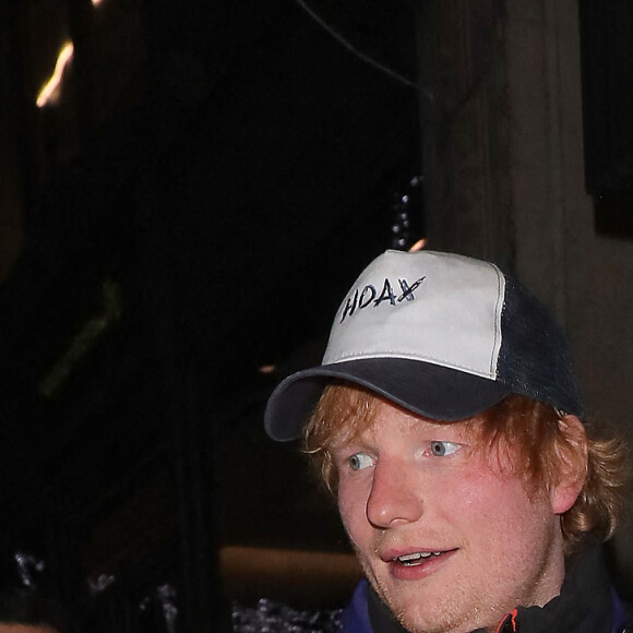 Ed Sheeran a également refusé puisqu'il sera en concert au Texas quelques jours plus tôt. 
Ed Sheeran et James Blunt avec leurs compagnes Cherry Seaborn et Sofia Wellesley à la sortie du restaurant "Gymkhana" à Londres, le 5 décembre 2022. 