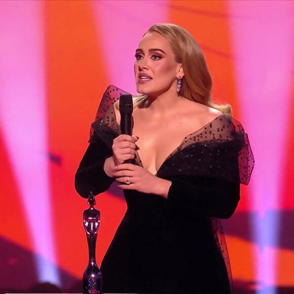 Capture d'écran - La chanteuse Adele a remporté le prix du meilleur album, de la chanson de l'année et d'artiste de l'année lors de la cérémonie des Brit Awards 2022 à L'O2 à Londres le 8 février 2022. 