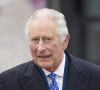 Le roi Charles III doit désormais trouver d'autres personnalités, en plus de devoir gérer son fils Harry qui exige des excuses pour venir. 
Le roi Charles III d'Angleterre arrive à l'église du Christ la pierre angulaire lors d'une visite à Milton Keynes le 16 février 2023. 
