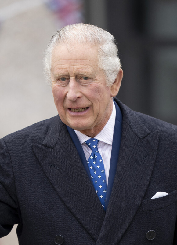 Le roi Charles III doit désormais trouver d'autres personnalités, en plus de devoir gérer son fils Harry qui exige des excuses pour venir. 
Le roi Charles III d'Angleterre arrive à l'église du Christ la pierre angulaire lors d'une visite à Milton Keynes le 16 février 2023. 