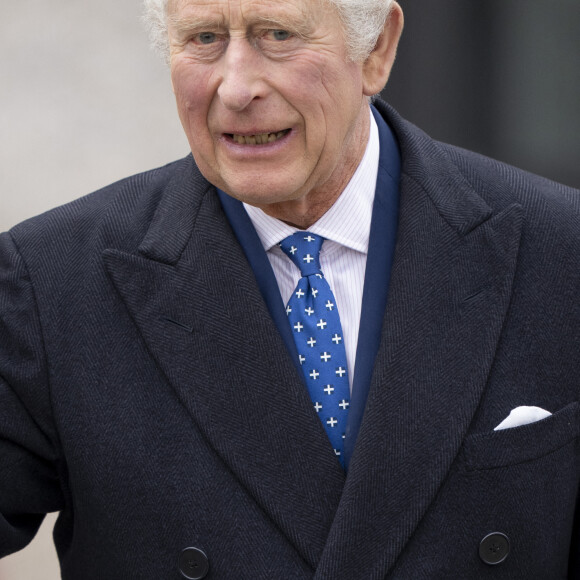 Le roi Charles III doit désormais trouver d'autres personnalités, en plus de devoir gérer son fils Harry qui exige des excuses pour venir. 
Le roi Charles III d'Angleterre arrive à l'église du Christ la pierre angulaire lors d'une visite à Milton Keynes le 16 février 2023. 