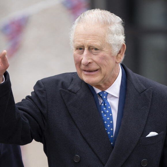 Le roi Charles III d'Angleterre arrive à l'église du Christ la pierre angulaire lors d'une visite à Milton Keynes le 16 février 2023. 