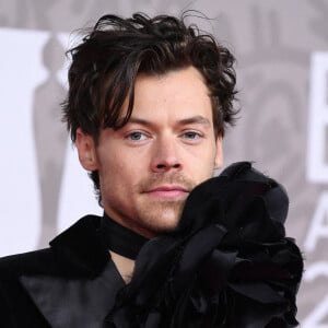 Harry Styles pourrait être la plus grande star de la soirée. 
Harry Styles au photocall de la cérémonie des Brit Awards 2023 à l'O2 Arena à Londres le 11 février 2023. 