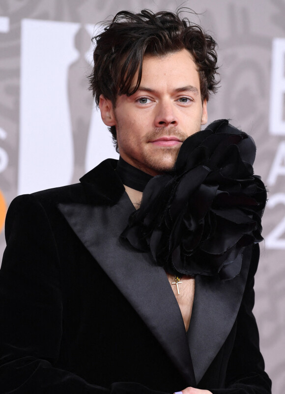 Harry Styles pourrait être la plus grande star de la soirée. 
Harry Styles au photocall de la cérémonie des Brit Awards 2023 à l'O2 Arena à Londres le 11 février 2023. 