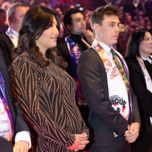 Le ventre de la jeune femme s'arrondit de plus en plus et cela semble rendre le futur papa très heureux. 
Louis Ducruet et sa femme Marie (enceinte) - Remise des prix lors du 4ème jour du 45ème Festival International du Cirque de Monte Carlo sous le chapiteau Fontvieille à Monaco le 24 janvier 2023. © Olivier Huitel/Pool/Bestimage 