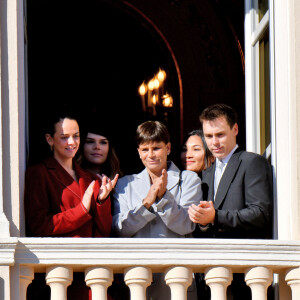 La princesse Alexandra de Hanovre, Camille Gottlieb, la princesse Stéphanie de Monaco, Louis Ducruet et sa femme Marie - La famille princière au balcon lors de la fête nationale de Monaco le 19 novembre 2021. © Dominique Jacovides / Bruno Bebert / Bestimage 