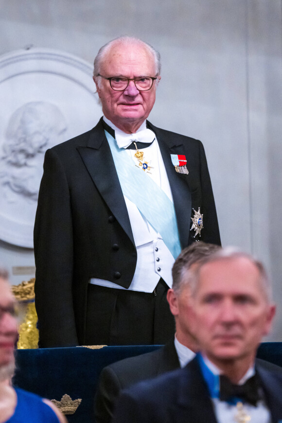 Info - Le roi de Suède va subir une petite opération cardiaque - Le roi Carl XVI Gustav de Suède - La famille royale de Suède lors d'une rencontre festive avec l'Académie suédoise de la langue et de la littérature au siège de la Svenska Akademien à Stockholm, le 20 décembre 2022. 