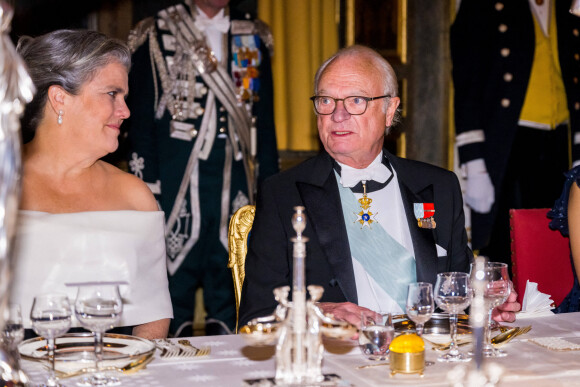 Le roi Carl XVI Gustav de Suède - La famille royale de suède au dîner lors de la cérémonie de remise des Prix Nobel à Stockholm le 11 décembre 2022. 