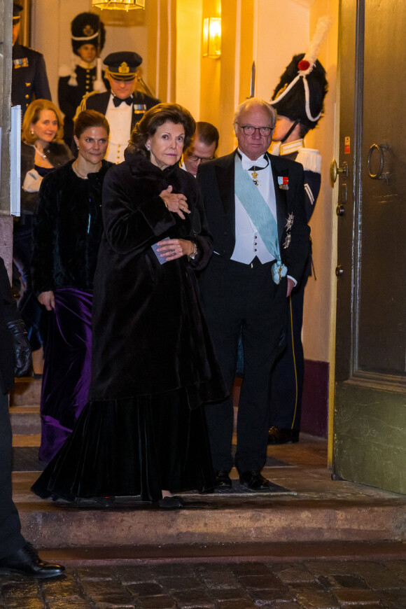 La reine Silvia de Suède, le roi Carl XVI Gustav de Suède - La famille royale de Suède lors d'une rencontre festive avec l'Académie suédoise de la langue et de la littérature au siège de la Svenska Akademien à Stockholm, le 20 décembre 2022. 
