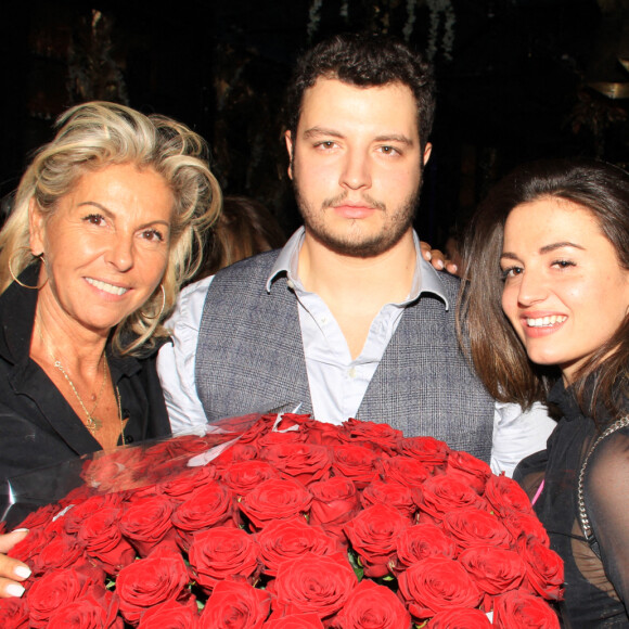 Il est le père de ses deux enfants, Alexandre et Victoire.
Exclusif - Caroline Margeridon et ses enfants Alexandre et Victoire - Caroline Margeridon fête son 56ème anniversaire au restaurant "Manko" à Paris le 29 septembre 2022. © Philippe Baldini/Bestimage