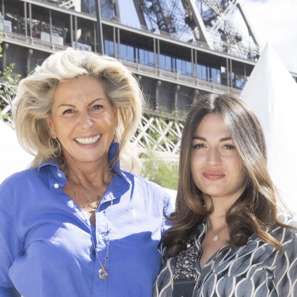 Exclusif - Caroline Margeridon et sa fille Victoire - Festival des Livres et des Artistes organisé par l'association "Lecture pour Tous" engagée dans la lutte contre l'illettrisme au Mail Branly à Paris le 3 juillet 2022. © Pierre Perusseau / Jack Tribeca / Bestimage