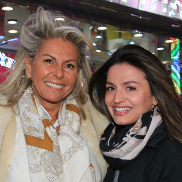 Exclusif - Caroline Margeridon avec sa fille Victoire au lancement de l'édition 2022 de La Foire du Trône avec le parrain Jean-Luc Reichmann, au profit de l'association La Voix de l'Enfant, à Paris, France, le 1er avril 2022. © Philippe Baldini/Bestimage