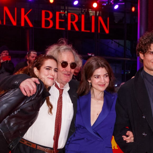 Le comédien sera prochainement à l'affiche d'un long-métrage signé par son père.
Esther Garrel, Louis Garrel, Philippe Garrel, Lena Garrel - Première du film "Le Grand Chariot" lors de la 73e édition du Festival international du film de Berlin (La Berlinale 2023). Le 21 février 2023.