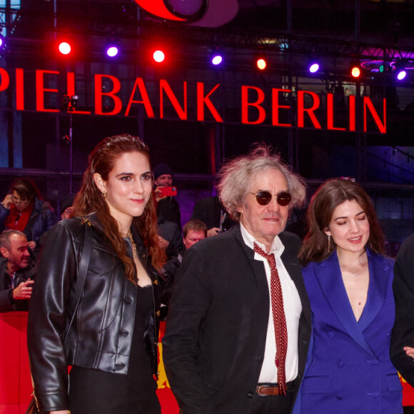 Dans "Le Grand Chariot", il donnera la réplique à ses deux soeurs.
Esther Garrel, Louis Garrel, Philippe Garrel, Lena Garrel - Première du film "Le Grand Chariot" lors de la 73e édition du Festival international du film de Berlin (La Berlinale 2023). Le 21 février 2023.
