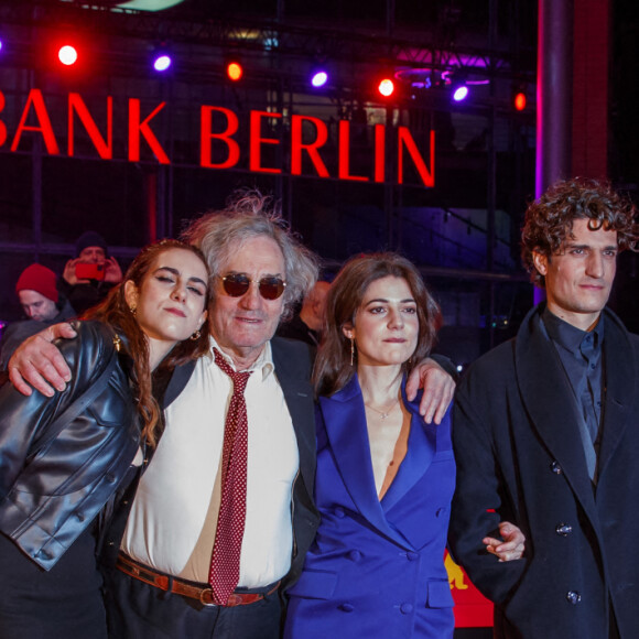 Ils se sont tous retrouvés, le mardi 21 février 2023, à La Berlinale.
Esther Garrel, Louis Garrel, Philippe Garrel, Lena Garrel - Première du film "Le Grand Chariot" lors de la 73e édition du Festival international du film de Berlin (La Berlinale 2023). Le 21 février 2023.