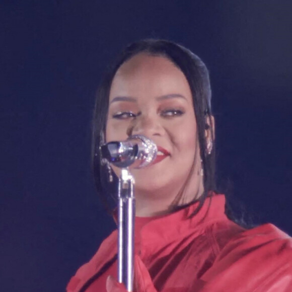 Rihanna sur scène à la mi-temps du Super Bowl 2023 à Glendale, le 12 février 2023. 