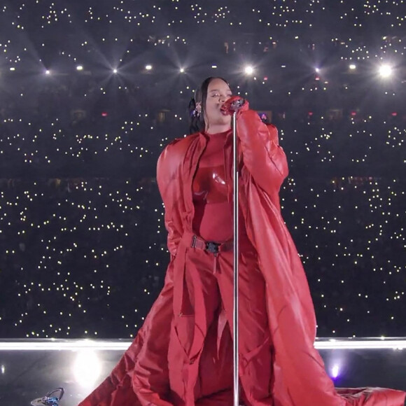 Rihanna sur scène à la mi-temps du Super Bowl 2023 à Glendale, le 12 février 2023. 