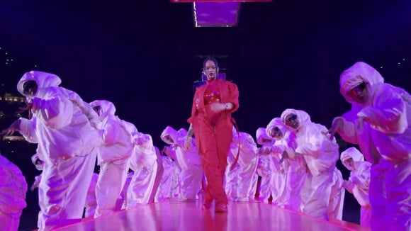 Rihanna sur scène à la mi-temps du Super Bowl 2023 à Glendale, le 12 février 2023. 