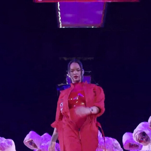 Rihanna sur scène à la mi-temps du Super Bowl 2023 à Glendale, le 12 février 2023. 