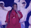 La belle a dévoilé son baby bump dans une sublime tenue rouge flamboyante
Rihanna sur scène à la mi-temps du Super Bowl 2023 à Glendale, le 12 février 2023. 