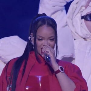 La belle a dévoilé son baby bump dans une sublime tenue rouge flamboyante
Rihanna sur scène à la mi-temps du Super Bowl 2023 à Glendale, le 12 février 2023. 