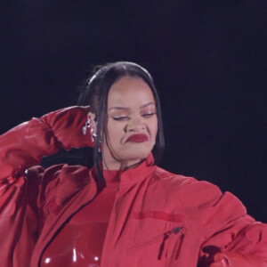 Rihanna sur scène à la mi-temps du Super Bowl 2023 à Glendale, le 12 février 2023. 