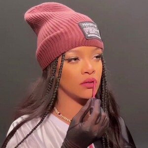 Rihanna fait la promotion de sa ligne en édition limitée "GameDay - Super Bowl Savage X Fenty" 