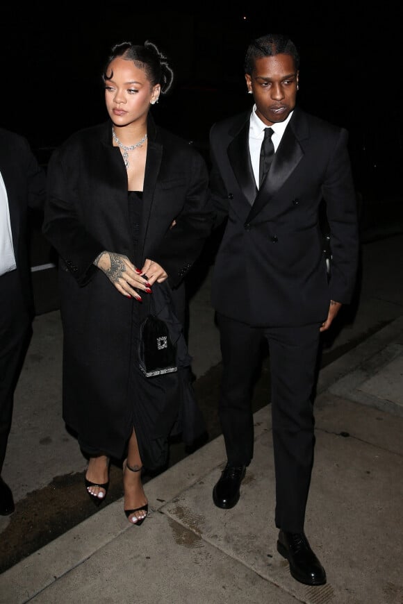 Rihanna a annoncé sa seconde grossesse lors de la mi-temps du Super Bowl qu'elle assurait.
Rihanna et son compagnon ASAP Rocky sont allés dîner au restaurant "Giorgio Baldi" à Santa Monica.