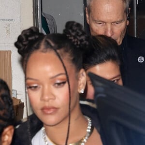 Exclusif - Rihanna et son compagnon A$AP Rocky, les mains pleines de son cognac "Mercer + Prince", quittent une soirée à Beverly Hills, le 19 décembre 2022. Asap Rocky s'est associé avec la marque canadienne de whisky. 