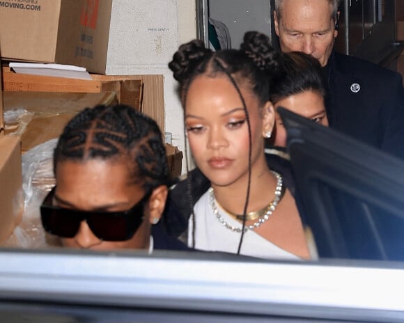 Exclusif - Rihanna et son compagnon A$AP Rocky, les mains pleines de son cognac "Mercer + Prince", quittent une soirée à Beverly Hills, le 19 décembre 2022. Asap Rocky s'est associé avec la marque canadienne de whisky. 