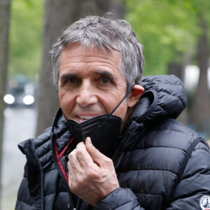 Julien Clerc à la sortie de l'enregistrement de l'émission "Vivement Dimanche" au studio Gabriel à Paris, le 29 mars 2022. © Christophe Clovis/Bestimage