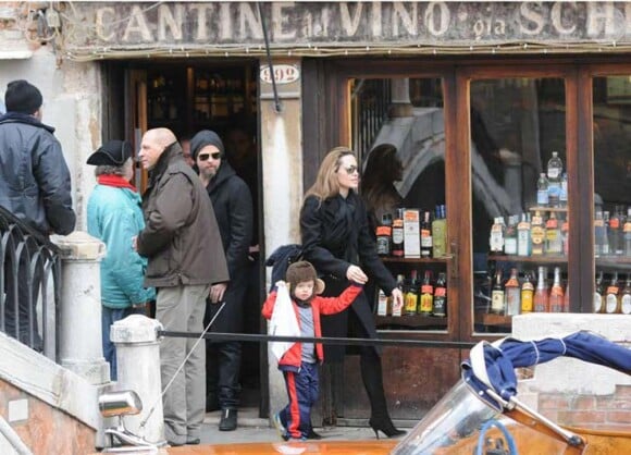Angelina Jolie, Brad Pitt et Shiloh, à Venise. Février 2010