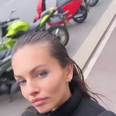 Le couple a ensuite profité d'un peu de temps libre pour visiter la ville en amoureux
Thylane Blondeau et Ben en virée trottinette à Milan