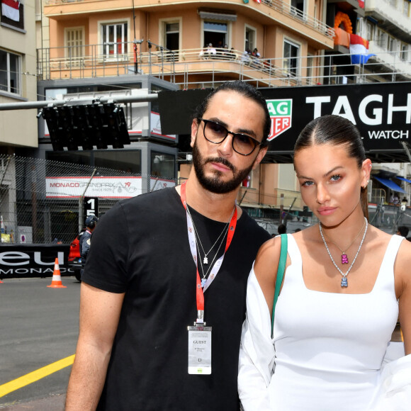 Mais la jeune femme de 21 ans n'était pas venue toute seule 
Thylane Blondeau et son fiancé Benjamin Attal lors du Grand Prix de Monaco 2022 de F1, à Monaco, le 29 mai 2022. © Bruno Bebert/Bestimage 