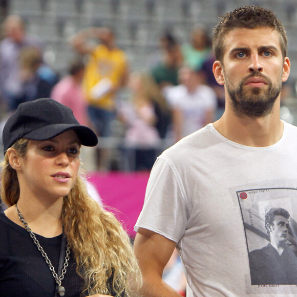 Gerard Piqué et sa nouvelle copine refoulés d'un restaurant à Los Angeles !
 
Shakira et son compagnon Gerard Pique assistent au quart de finale de la coupe du monde de basket entre la Slovénie et les États-Unis à Barcelone en Espagne.