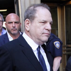 Harvey Weinstein, ex-producteur et star d'Hollywood, a été condamné ce jeudi à seize ans de prison.
Agressions sexuelles et viols : Harvey Weinstein quitte le tribunal avec son avocat Ben Brafman à New York.