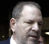 Il a été codnamné pour viol et agressions sexuelles en 2013 d'une mannequin européenne dans un hôtel de Beverly Hills.
Harvey Weinstein, qui a plaidé non coupable, arrive au tribunal de Manhattan avec son avocat Benjamin Brafman.