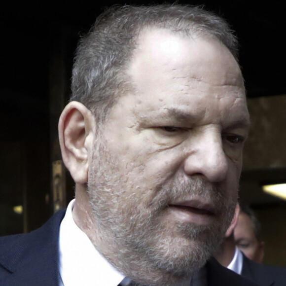Il a été codnamné pour viol et agressions sexuelles en 2013 d'une mannequin européenne dans un hôtel de Beverly Hills.
Harvey Weinstein, qui a plaidé non coupable, arrive au tribunal de Manhattan avec son avocat Benjamin Brafman.