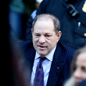 Harvey Weinstein, en déambulateur, à la sortie du tribunal à New York, auprès de son avocate D. Rotunno (veste en cuir noir). 80 femmes ont déposé une plainte contre le magnat du cinéma pour agressions sexuelles. Le 19 février 2020. 