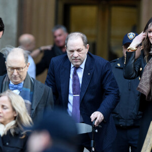 Harvey Weinstein et son avocate Donna Rotunno - Harvey Weinstein, en déambulateur, à la sortie du tribunal à New York, auprès de son avocate D. Rotunno (veste en cuir noir). 80 femmes ont déposé une plainte contre le magnat du cinéma pour agressions sexuelles. Le 19 février 2020. 