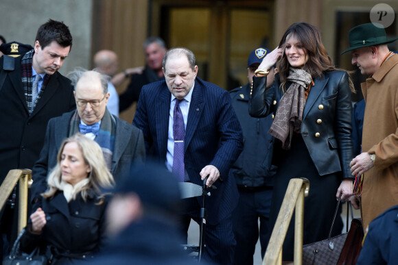 Harvey Weinstein et son avocate Donna Rotunno - Harvey Weinstein, en déambulateur, à la sortie du tribunal à New York, auprès de son avocate D. Rotunno (veste en cuir noir). 80 femmes ont déposé une plainte contre le magnat du cinéma pour agressions sexuelles. Le 19 février 2020. 